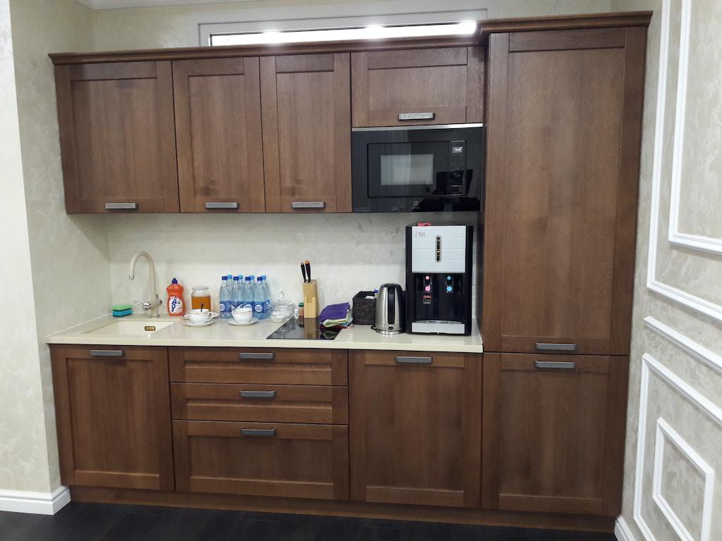 Элегантная кухня из массива с декоративным карнизом Кухня из массива с карнизом