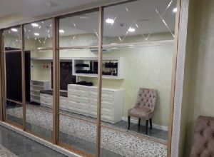 foto 04 Встроенный трехдверный шкаф-купе с зеркалом