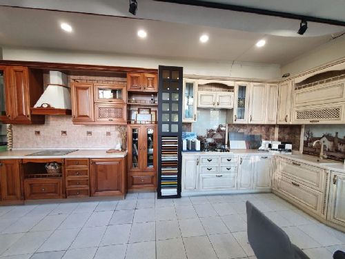 foto 5 17 Угловая кухня с антресолями до потолка - 64